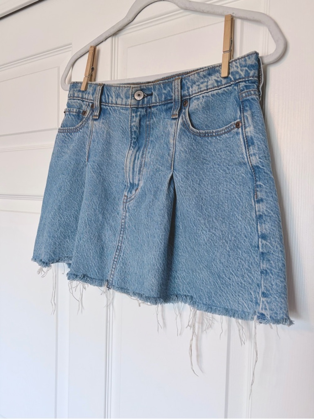 Abercrombie & Fitch Pleated Denim Mini Skirt — Light Wash — Size 27/4 - Picture 2 of 5